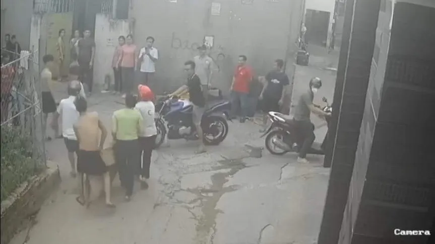 Nạn nhân được mọi người đưa đi cấp cứu nhưng đã tử vong. Ảnh: Cắt từ camera. người tình.jpg