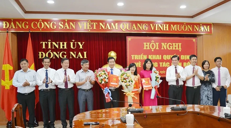 Lãnh đạo Tỉnh ủy và các đơn vị chúc mừng những cán bộ được nhận quyết định bổ nhiệm. Ảnh: Phương Hằng. cán bộ.jpg