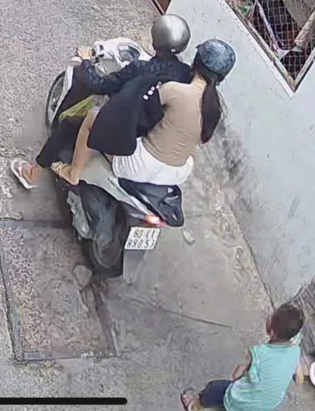 Đôi nam nữ giật điện thoại cháu bé rồi phóng bỏ chạy. Ảnh cắt từ camera. cướp giật điện thoại