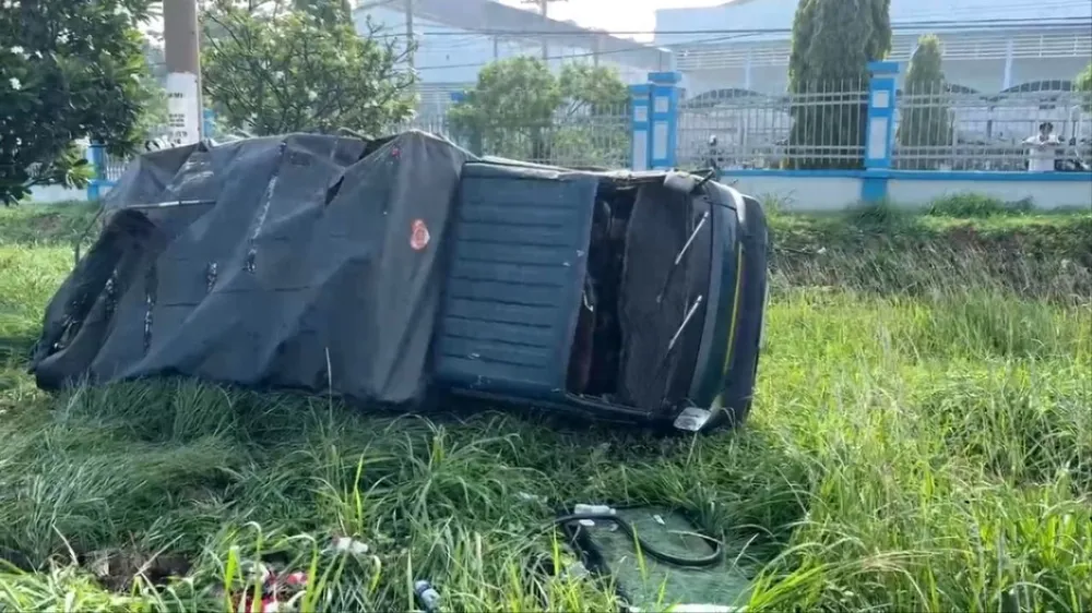 Một chiếc xe tải bị tông lật nhào bên đường. Ảnh:VH Tại nạn giao thông .jpg