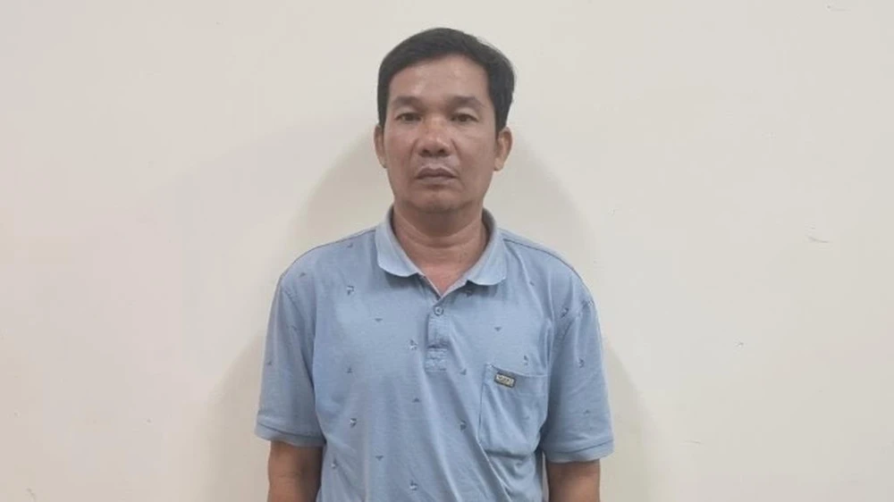 Ngô Hoàng Tất bị bắt giữ sau khi trốn truy nã. Ảnh: CAĐN trốn truy nã.jpeg