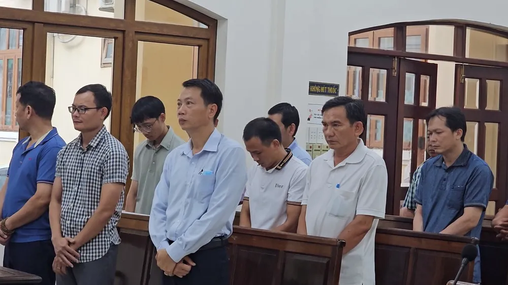 Các bị cáo tại phiên tòa sơ thẩm. Ảnh: VŨ HỘI trung tâm đăng kiểm 2.jpg