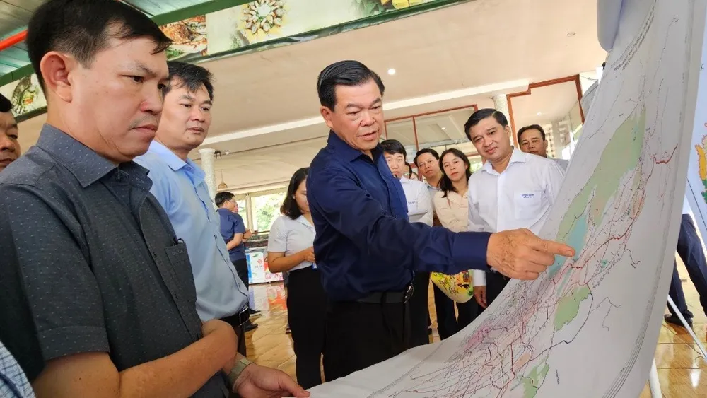 Bí thư Tỉnh ủy Đồng Nai Nguyễn Hồng Lĩnh cho rằng để phát triển du lịch thì hạ tầng khu vực cần phải đồng bộ. Ảnh: VH bí thư tỉnh ủy Đồng Nai