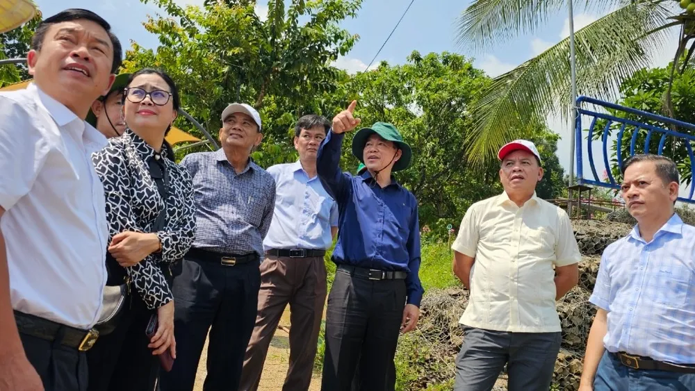 Bí thư Tỉnh ủy Đồng Nai và Quyền Chủ tịch UBND tỉnh Võ Tấn Đức cùng lãnh đạo huyện Vĩnh Cửu trao đổi về việc phát triển du lịch hồ Trị An. Ảnh: VH. Bí thư Tỉnh uỷ.jpg