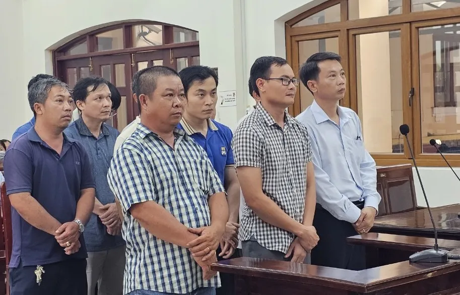 Các bị cáo tại toà sơ thẩm. Ảnh: VŨ HỘI. Trung tâm đăng kiểm.jpg