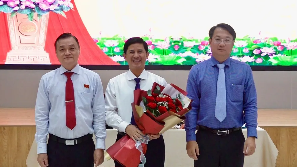 Ông Vũ Quốc Thái (đứng giữa) được bầu giữ chức vụ Phó chủ tịch Ủy ban nhân dân thành phố Biên Hòa. Ảnh: HM. Phó chủ tịch .jpeg