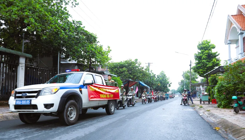 Sau buổi lễ ra quân, lực lượng chức năng tuyên truyền phòng, chống ma túy tại một số tuyến đường trên địa bàn phường. Ảnh: CA. Triển khai đề án 2.jpeg