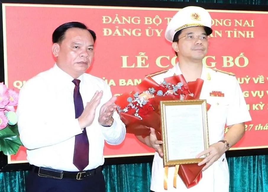 Quyền Chủ tịch UBND tỉnh Võ Tấn Đức trao quyết định cho đồng chí Đại tá Nguyễn Hồng Phong. Ảnh: V.Nhuệ - CAĐN. Đại tá Nguyễn Hồng Phong, .jpg