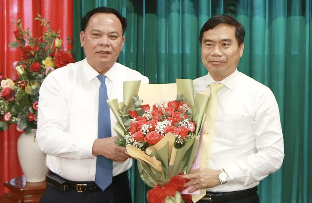 Quyền Chủ tịch Ủy ban nhân dân tỉnh Đồng Nai Võ Tấn Đức (bên trái) trao quyết định cho ông Nguyễn Thế Phong. Ảnh: Sông Thao - BĐN. nữ chủ tịch huyện...jpg