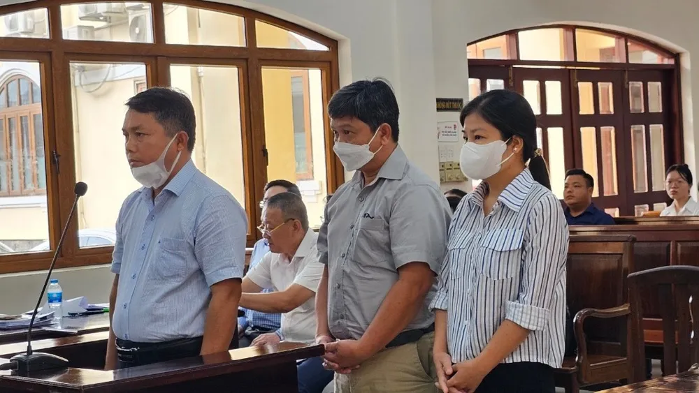 Bị cáo Nguyễn Thuận và các đồng phạm trong vụ án tại buổi xét xử sơ thẩm. Ảnh: VŨ HỘI. tổng giám đốc.jpg