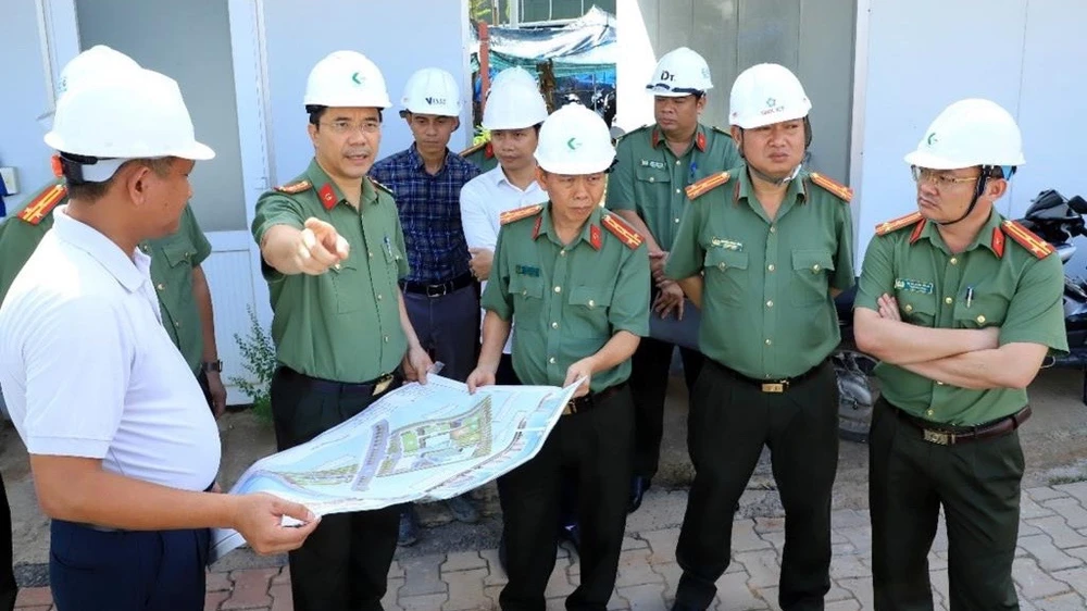 Đại tá Nguyễn Hồng Phong, Giám đốc Công an tỉnh Đồng Nai đã trực tiếp kiểm tra tiến độ xây dựng Trung tâm chỉ huy Công an tỉnh. Ảnh: Mạnh Hà - CAĐN giám đốc công an tỉnh.jpeg