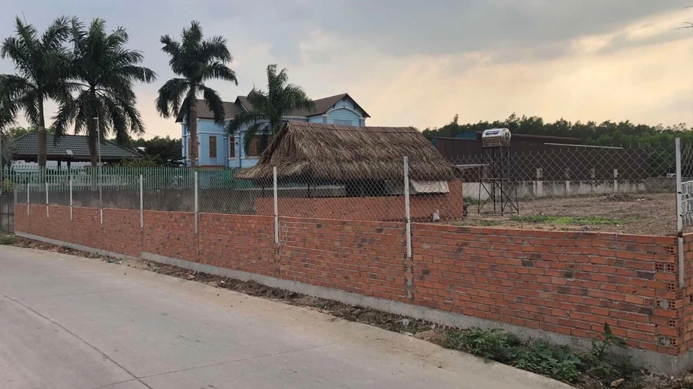 Thửa đất của gia đình bà Hiền rộng gần 4.500 m 2 bất ngờ bị Chi cục THADS huyện Long Thành bán đấu giá để thực hiện bản án cho người khác. Ảnh: VŨ HỘI thi hành án.jpg