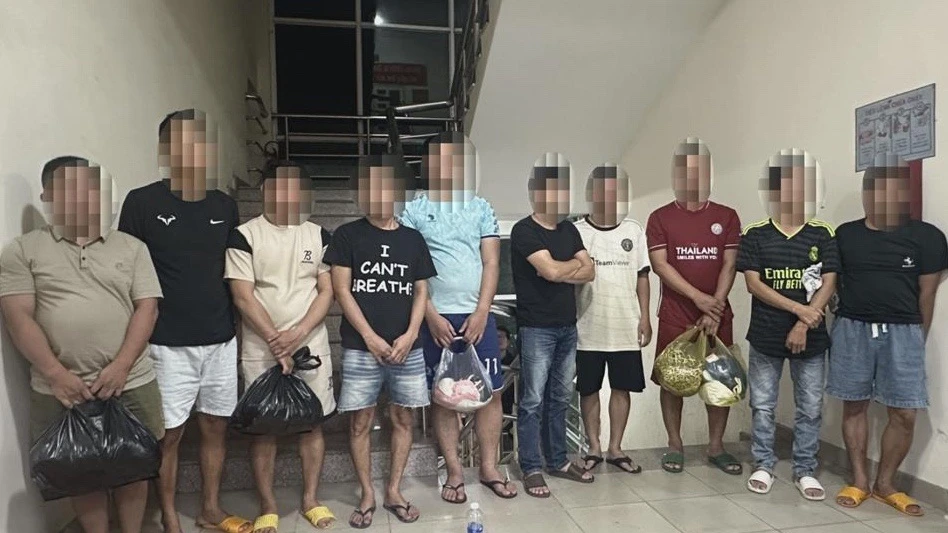 Các nghi can trong đường dây cá độ bóng đá. Ảnh: ĐÌNH BIÊN - CAĐN cá độ bóng đá.jpeg