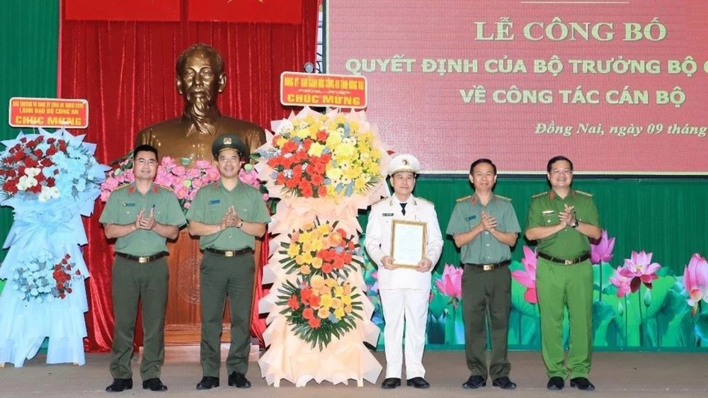 Ban Giám đốc Công an tỉnh Đồng Nai chúc mừng đồng chí Thượng tá Lê Mạnh Hùng, Phó Giám đốc Công an tỉnh Đồng Nai. Ảnh: CA. phó giám đốc công an....jpeg