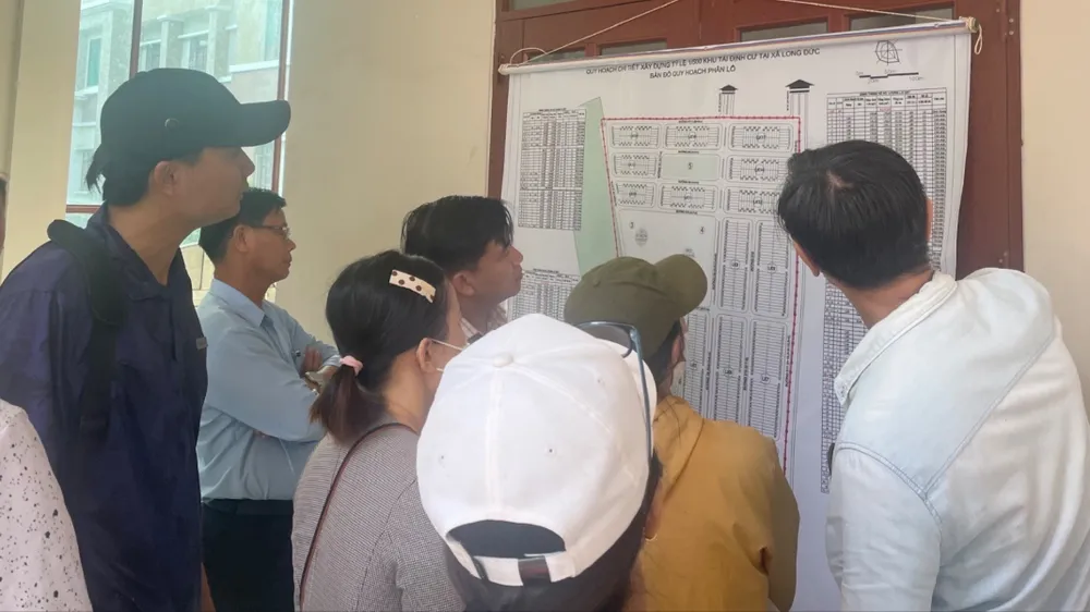 Người dân tìm hiểu khu tái định cư Long Đức. Ảnh: Phương Mai cao tốc Biên Hòa - Vũng Tàu