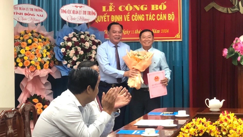 Quyền Chủ tịch UBND tỉnh Đồng Nai Võ Tấn Đức chúc mừng ông Nguyễn Thanh Lâm nhận nhiệm vụ mới. Ảnh: VH công tác cán bộ.jpg
