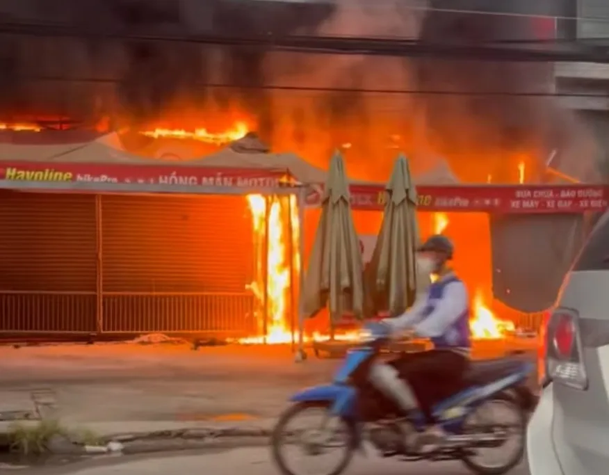 Cháy lớn tại 1 cửa hàng mua bán xe máy, xe đạp điện, xe đạp, tại thị trấn Long Thành. Cháy lớn tại 1 cửa hàng