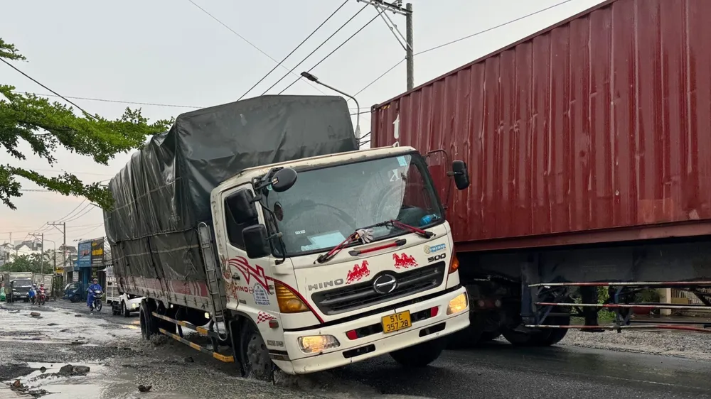 Đường Hoàng Văn Bổn bị hư hỏng nặng vẫn chưa được khắc phục. Ảnh: HA Đồng Nai: Cử tri kiến nghị nhiều nội dung về lĩnh vực giao thông