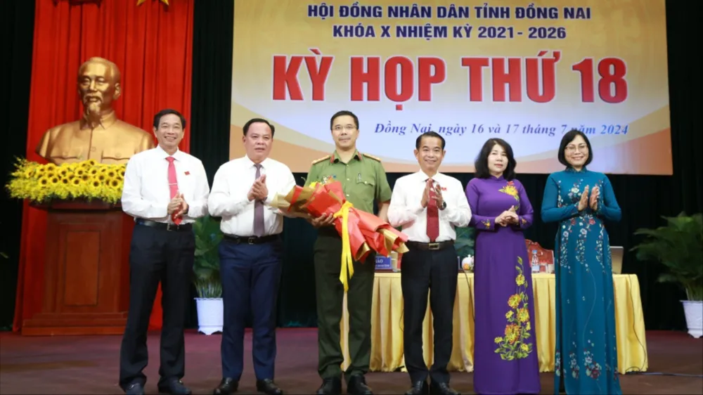 Lãnh đạo HĐND và UBND tỉnh chúc mừng Đại tá Nguyễn Hồng Phong được bầu làm Ủy viên UBND tỉnh. Ảnh: VŨ HỘI. Giám đốc Công an tỉnh Đồng Nai .jpg