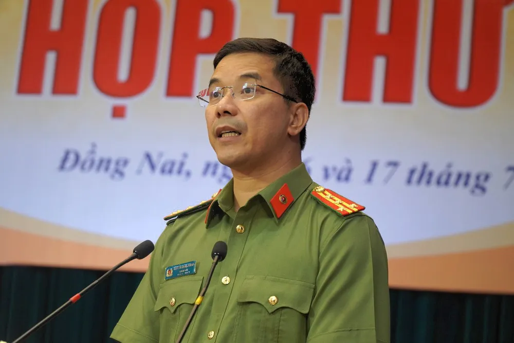 Đại tá Nguyễn Hồng Phong, Giám đốc Công an tỉnh Đồng Nai trả lời chất vấn tại kỳ họp HĐND tỉnh Đồng Nai. Ảnh: VŨ HỘI. giám đốc công an Đồng Nai.jpg