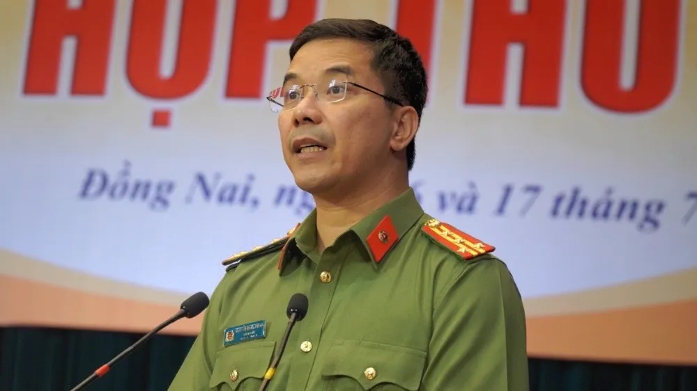 Đại tá Nguyễn Hồng Phong, Giám đốc Công an tỉnh Đồng Nai trả lời chất vấn về tình hình tội phạm công nghệ cao. Ảnh: VŨ HỘI. nữ chủ tịch huyện.jpg