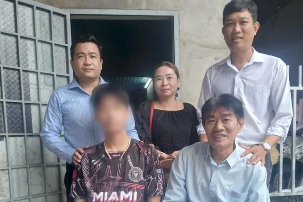Lãnh đạo trường Nguyễn Bỉnh Khiêm đến thăm em T. (Ảnh: Nhà trường cung cấp). Đặc cách tốt nghiệp.jpg