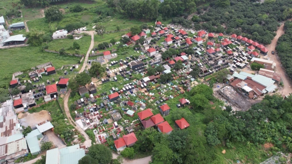 Toàn cảnh khu đất. Ảnh: VŨ HỘI xây huyệt mộ 4.jpg