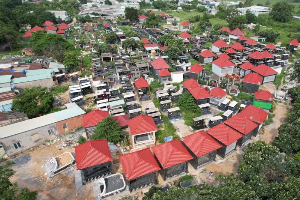 Lợi dụng khu đất gia đình có mộ cũ, chủ đất đã xây huyệt mộ để bán. Ảnh: VŨ HỘI. xây huyệt mộ.jpg
