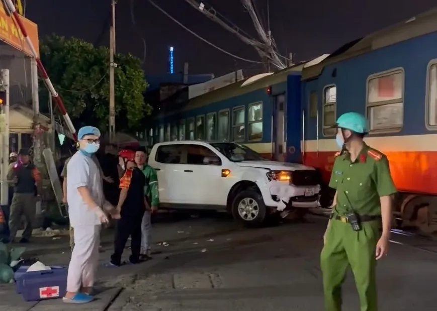 Hiện trường vụ tai nạn giao thông. Ảnh: VH. tàu hoả tông 3.jpg