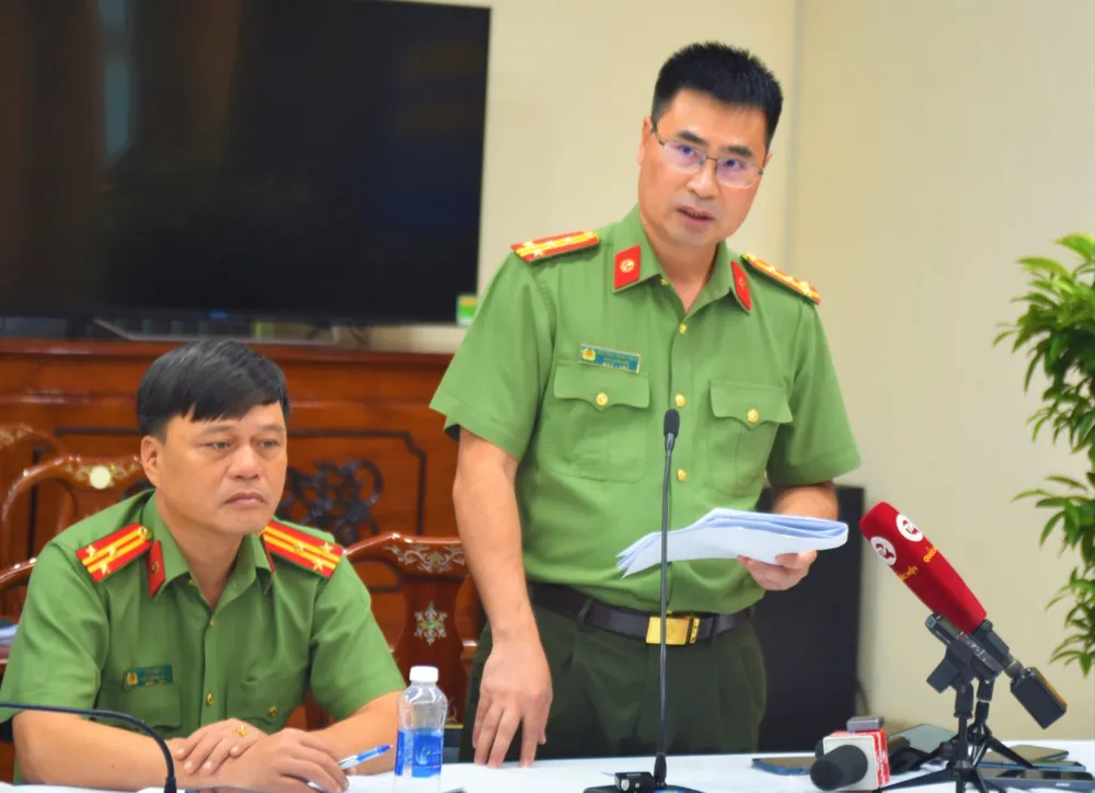 Đại tá Nguyễn Mạnh Toàn, Phó Giám đốc Công an tỉnh Đồng Nai thông tin về vụ án trong buổi họp báo. Ảnh: HB. đầu độc bằng Xyanua.jpg