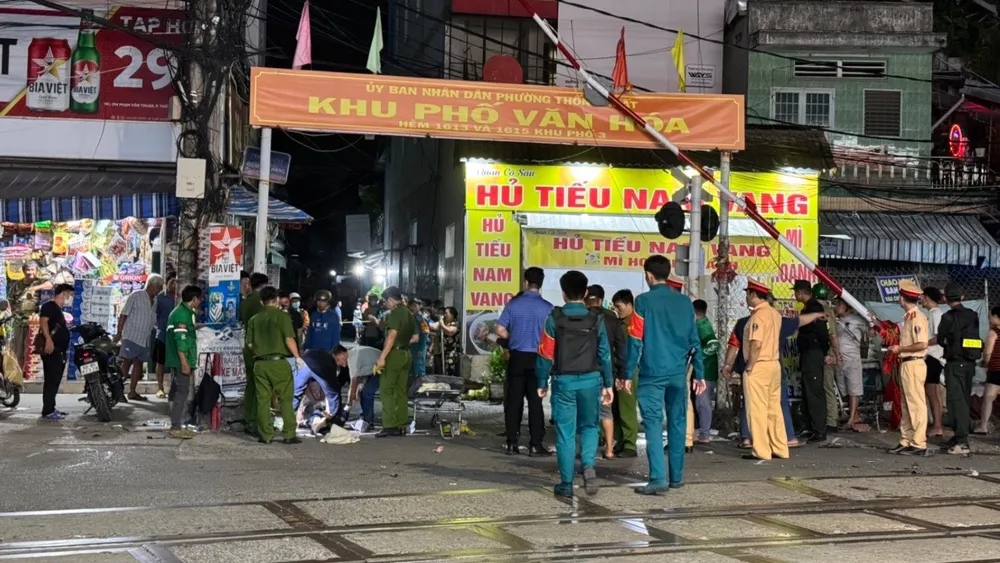 Thi thể nạn nhân trong vụ tai nạn được đưa đi khỏi hiện trường. Ảnh: VH. tàu hoả tông.jpg
