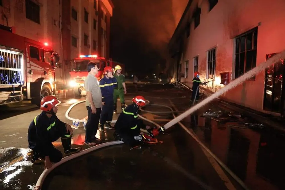 cháy công ty 3.jpg