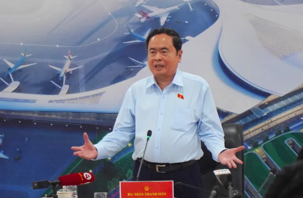 Chủ tịch Quốc hội yêu cầu đơn vị thi công phải luôn đảm bảo chất lượng công trình và an toàn lao động trong quá trình thực hiện xây dựng. Ảnh: VŨ HỘI chủ tịch quốc hội..jpg