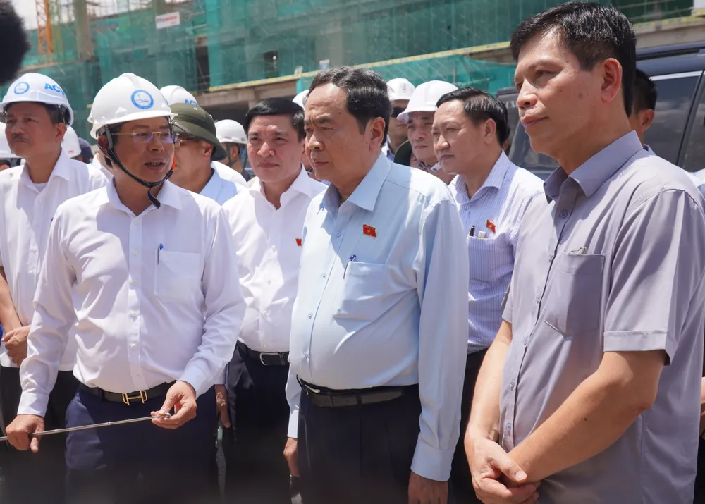 Chủ tịch Quốc hội Trần Thanh Mẫn nghe lãnh đạo Tổng Công ty Cảng Hàng không Việt Nam nói về tiến độ thực hiện dự án sân bay Long Thành. Ảnh: VŨ HỘI. chủ tịch quốc hội 5.jpg
