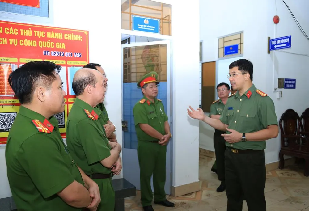 Đại tá Nguyễn Hồng Phong chỉ đạo công tác nghiệp vụ với lãnh đạo Công an TP.Biên Hoà và Ban chỉ huy Công an phường Tam Hiệp. Ảnh: Ảnh: CTT CAĐN. giám đốc công an 1.jpeg