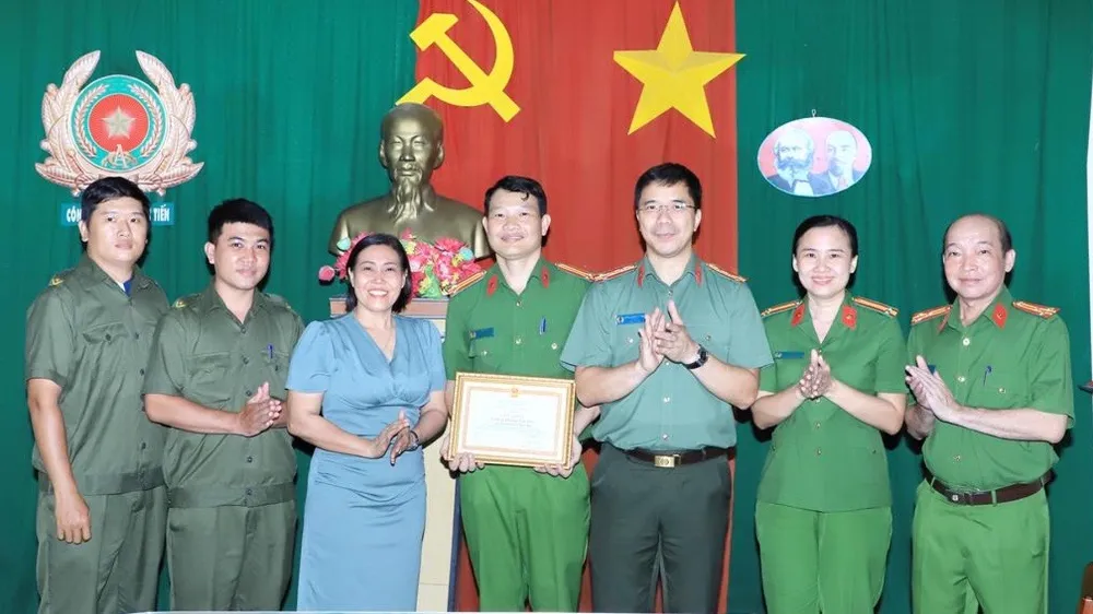 Giám đốc Công an tỉnh Đồng Nai tặng Giấy khen cho Công an phường Tân Tiến. Ảnh: CTT CAĐN. giám đốc công an.jpeg