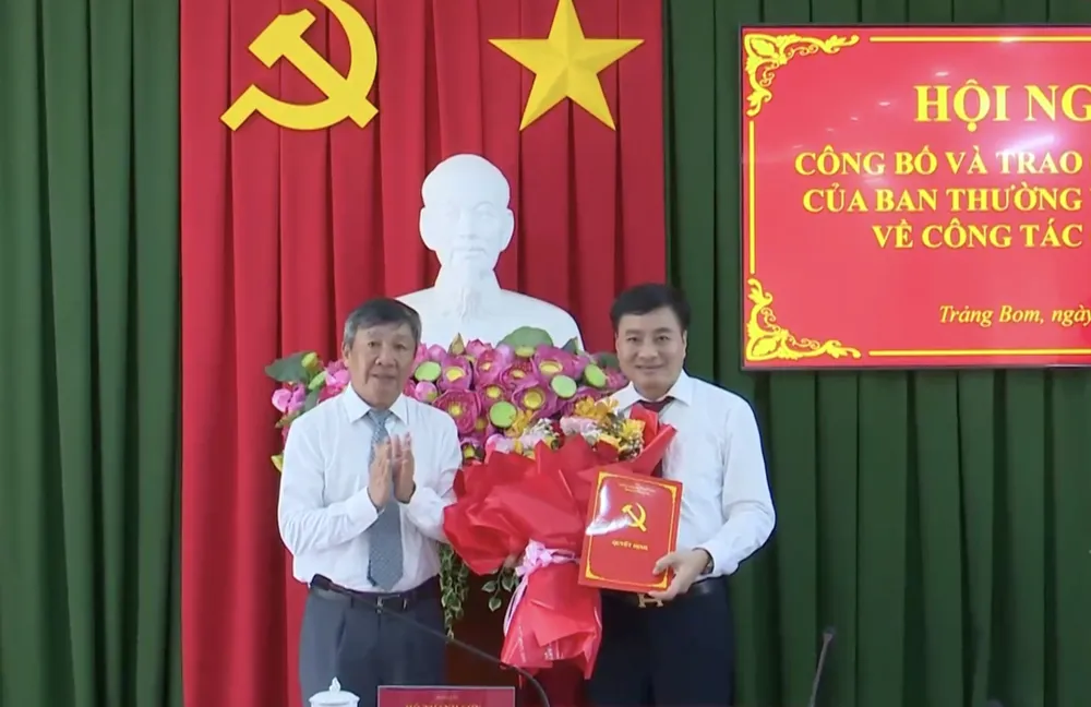 Phó bí thư thường trực Tỉnh ủy Đồng Nai Hồ Thanh Sơn trao quyết định của Ban thường vụ Tỉnh uỷ cho ông Lê Ngọc Tiên, quyền Chủ tịch UBND huyện Trảng Bom. Ảnh: VH. quyền Chủ tịch huyện.png