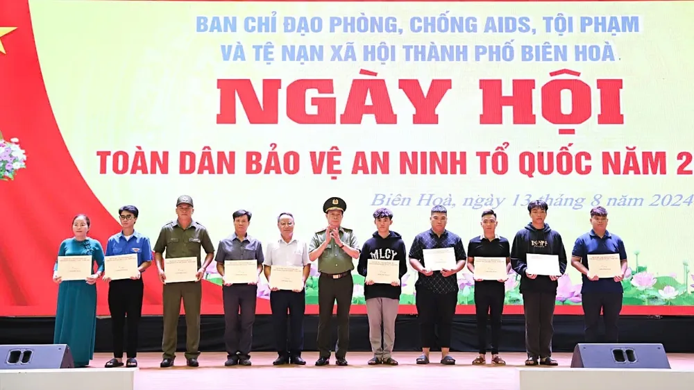 Thứ trưởng Bộ công an tặng quà cho người dân có nhiều đóng góp trong phong trào Toàn dân bảo vệ ANTQ. Bộ công an.jpg