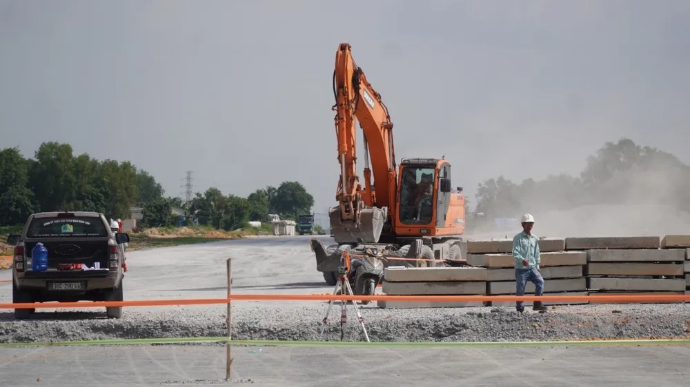 Công nhân đang thực hiện thi công dự án đường Vành đai 3 TP.HCM đoạn qua huyện Nhơn Trạch. Ảnh: VŨ HỘI. dự án giao thông..jpg