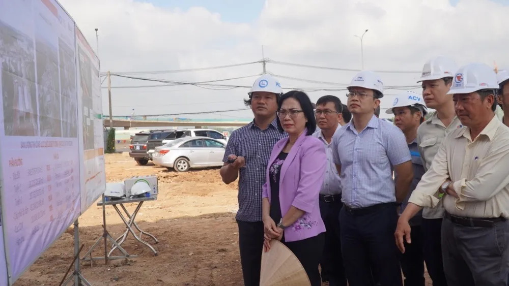 Phó chủ tịch UBND tỉnh Đồng Nai Nguyễn Thị Hoàng cùng đại diện các sở, ngành nghe chủ đầu tư báo cáo về hai tuyến giao thông kết nối sân bay Long Thành. Ảnh: VŨ HỘI. dự án giao thông.jpg