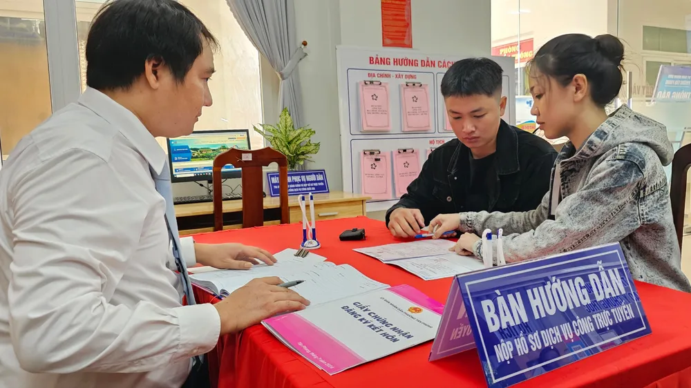 Cán bộ UBND phường Tân Phong (TP Biên Hoà) hướng dẫn người dân làm các thủ tục hành chính. Ảnh: VH. buổi sáng với nhân dân.jpg
