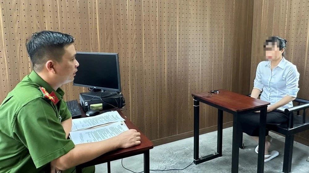 Công an làm việc với nữ kế toán Lâm Thị Ngọc Tuyền. Ảnh: CAĐN.