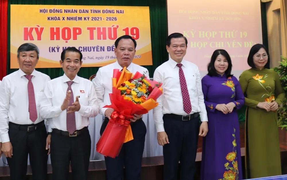 Lãnh đạo Tỉnh uỷ, HĐND tỉnh và UBND tỉnh Đồng Nai chúc mừng tân Chủ tịch UBND tỉnh Võ Tấn Đức. Ảnh: VH. Tân Chủ tịch UBND tỉnh Đồng Nai Võ Tấn Đức