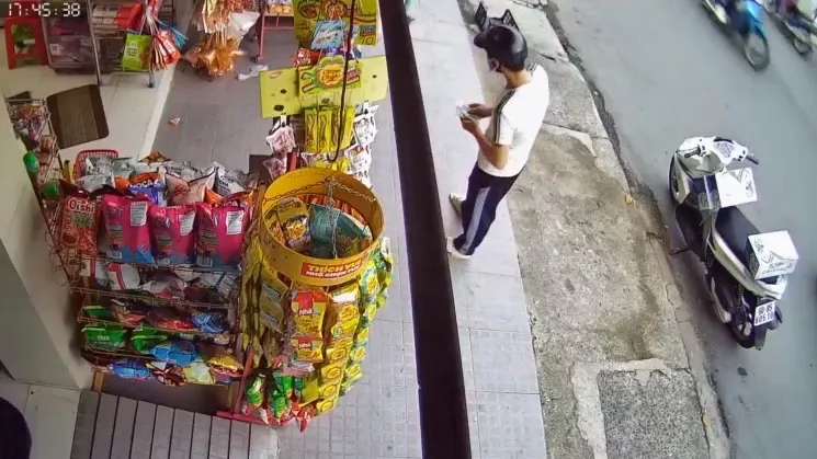 Hình ảnh nam thanh niên thực hiện lừa nữ chủ tiệm tạp hoá để lừa lấy bia. Ảnh: Cắt từ clip. Chỉ 5 phút thực hiện 2 vụ lừa nữ chủ tiệm tạp hoá ở Đồng Nai
