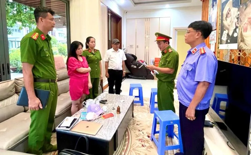 Cơ quan CSĐT đọc lệnh khám xét nơi ở của bị can. Ảnh: CAĐN. nữ giám đốc. .jpg
