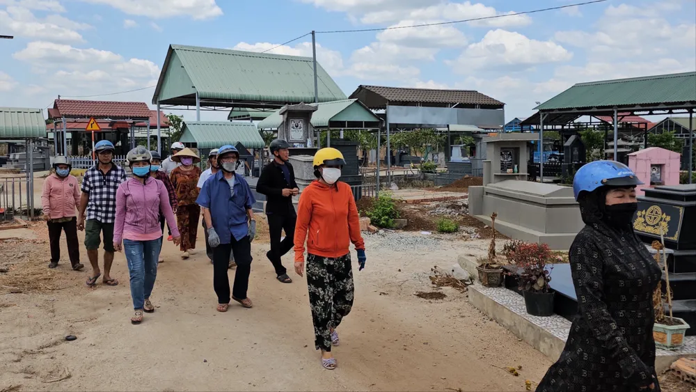 Người dân bức xúc vì bị Tổ quản trang thu tiền vô tội vạ. Ảnh: VŨ HỘI. Chủ tịch UBND xã .jpg