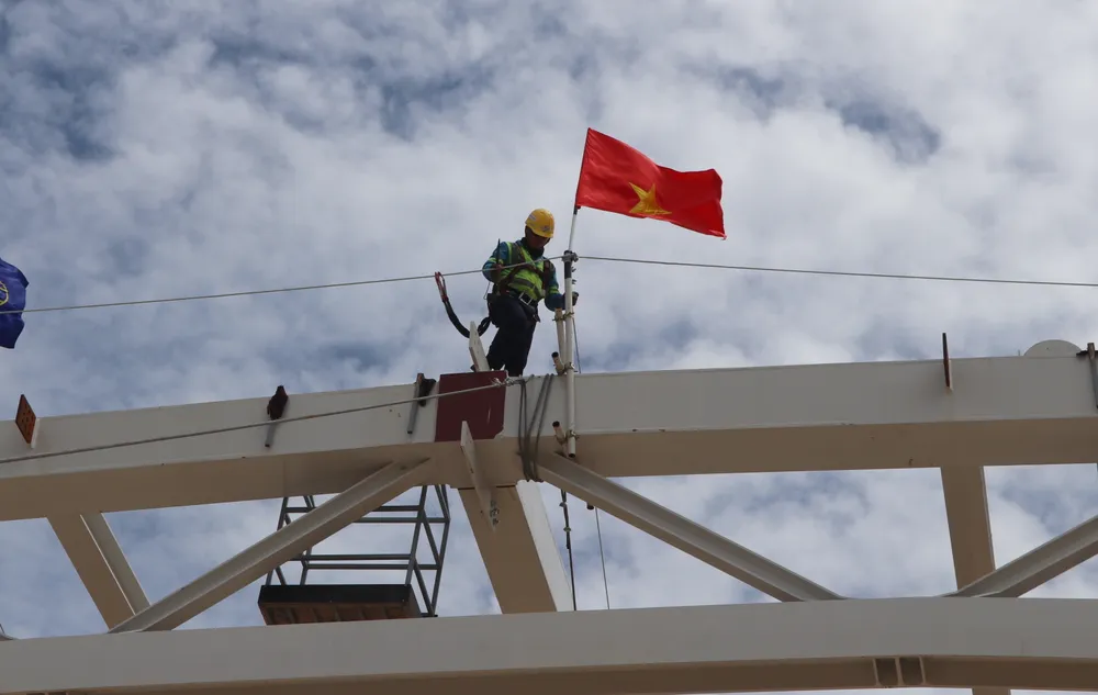Công nhân đang thực hiện việc lắp ghép mái vòm khu vực nhà ga hành khách. Ảnh: VH. sân bay Long thành..jpg