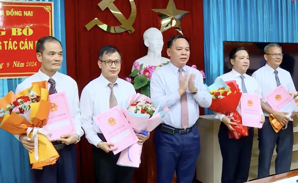 Chủ tịch UBND tỉnh Đồng Nai Võ Tấn Đức trao quyết định về công tác cán bộ. Ảnh: VH. công tác cán bộ.jpg
