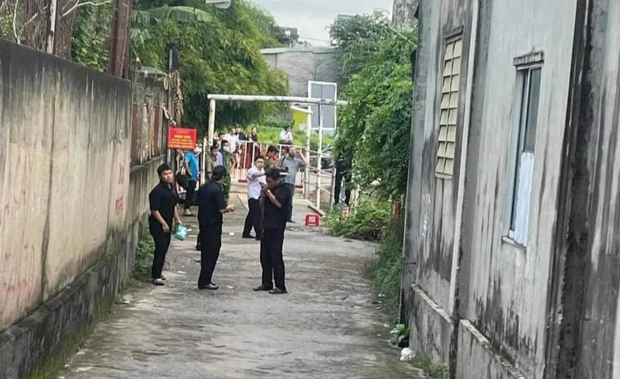 Cơ quan chức năng tiến hành khám nghiệm hiện trường. Ảnh: CTV. tư thế treo cổ.jpg