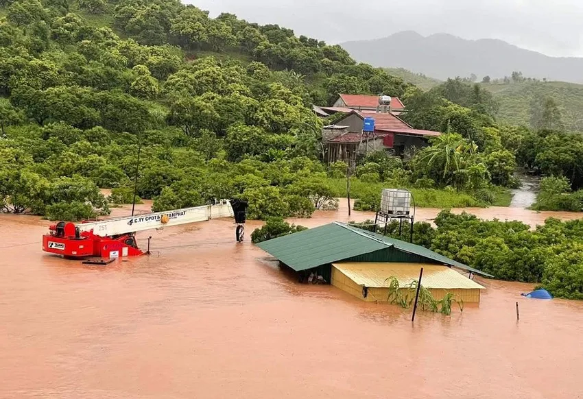 Nhiều khu dân cư trên địa bàn huyện Lục Ngạn, tỉnh Bắc Giang, bị nước lũ chia cắt và cô lập. Ảnh: CTTĐT Bắc Giang. bão số 3.jpeg